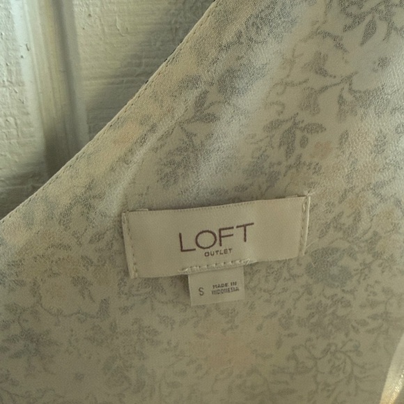 LOFT Floral V-Neck Top - Picture 3 of 4